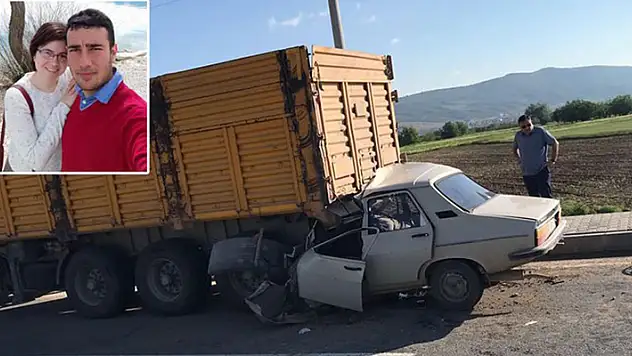 Otomobil park halindeki tıra çarptı sürücü ve eşi öldü, oğlu yaralandı
