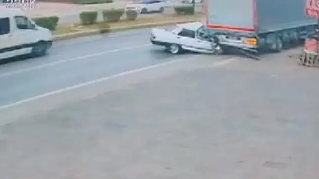 Otomobil park halindeki tıra ok gibi saplandı: 1 ölü