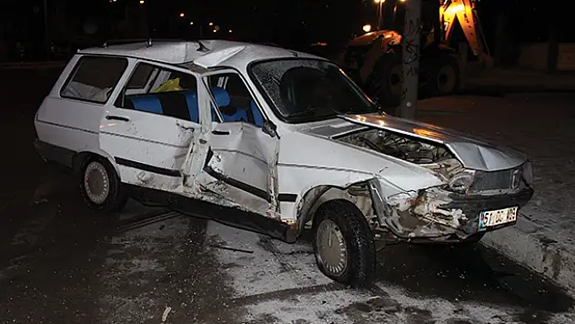 Otomobil polis minibüsüne çarptı: 1 yaralı
