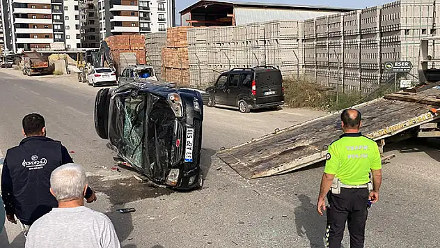 Otomobil refüje çarpıp, iki araca vurup ters döndü