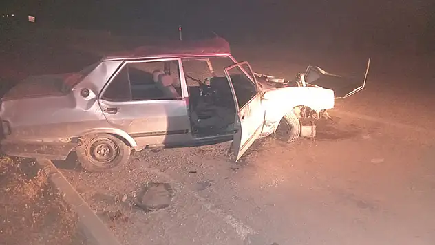 Otomobil refüje çarpıp karşı şeride savruldu: 1 ölü, 3 yaralı
