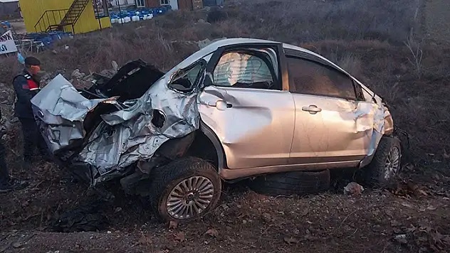 Otomobil reklam panosuna çarptı: 1 ölü, 1'i ağır 3 yaralı

