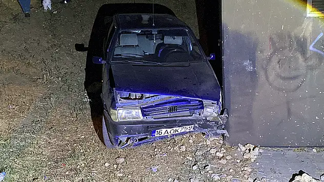 Otomobil şarampole uçup trafoya çarptı: Kazayı burnu bile kanamadan atlattı