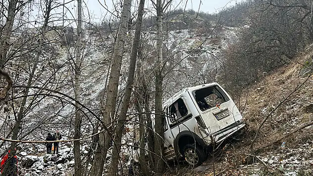 Otomobil, şarampole yuvarlandı: Sürücü ağır yaralandı, eşi öldü

