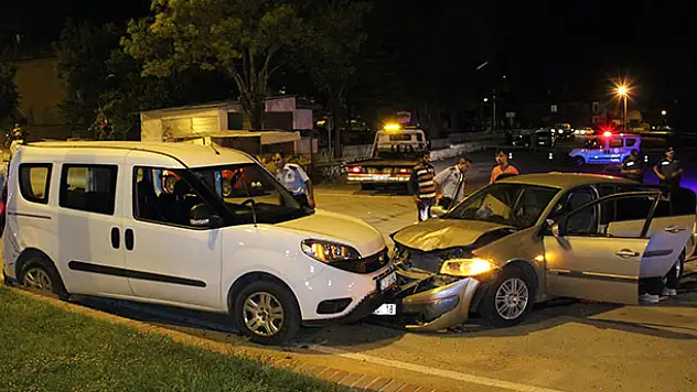 Otomobil, sivil polis aracına çarptı: 2 polis yaralandı