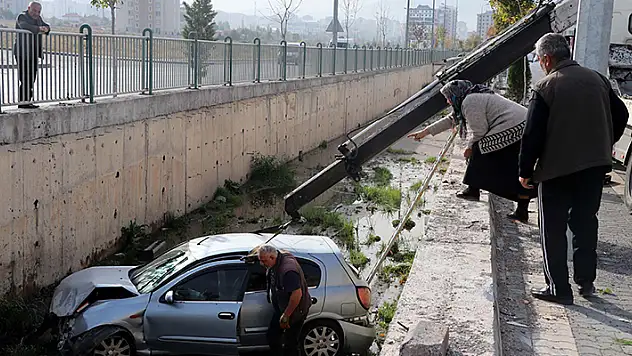 Otomobil sulama kanalına uçtu sağlık görevlisi sürücü yaralandı

