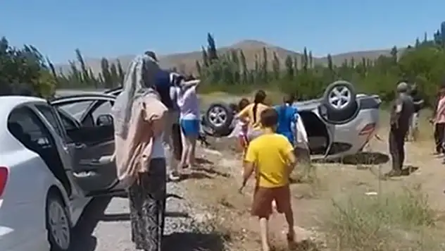 Otomobil takla attı anne öldü, eşi ve kızı yaralandı
