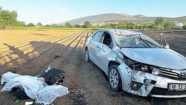 Otomobil, tarlaya uçtu: 1 ölü 2 yaralı
