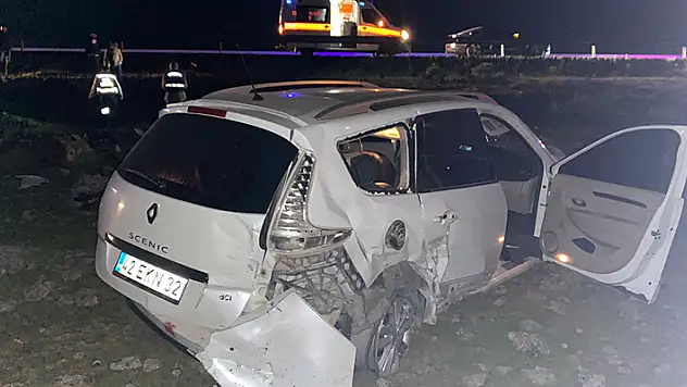 Otomobil, tarlaya uçtu 2'si ağır 5 yaralı
