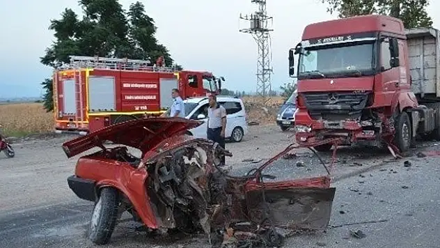 Otomobil TIR'ın altına girdi: 2 ölü