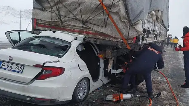 Otomobil tıra arkadan çarptı: 2 ölü, 1 yaralı
