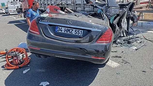 Otomobil TIR'a arkadan çarptı: 2 ölü, 1 yaralı