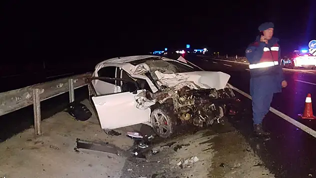 Otomobil tıra arkadan çarptı: 2 ölü, 1 yaralı