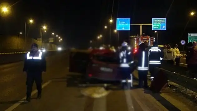 Otomobil tıra çarptı: 1 ölü, 3 yaralı

