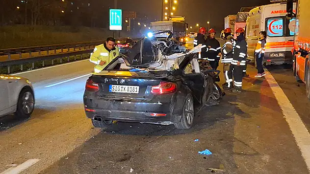 Otomobil, tırın altına girdi: 1 ölü, 2 yaralı