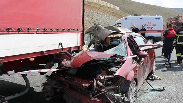 Otomobil tırın altına girdi: 2 ölü, 3 yaralı
