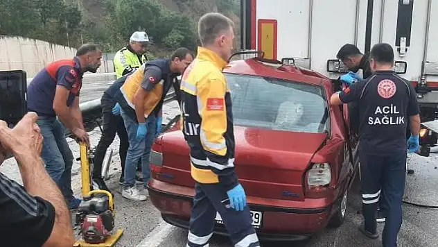 Otomobil tırın altına girdi! 3 ölü var... 