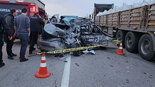Otomobil, tırla kafa kafaya çarpıştı: 2 ölü, 1 yaralı

