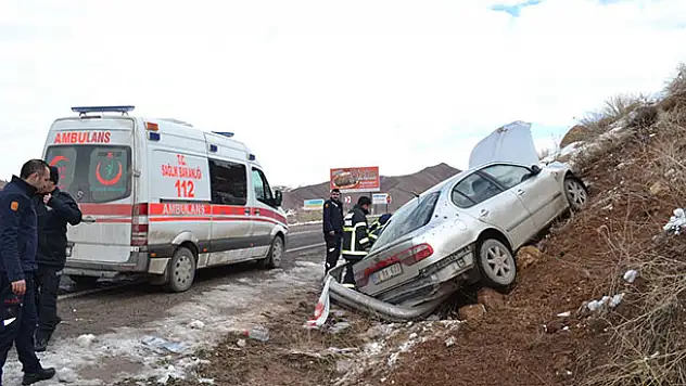 Otomobil toprak alana çarptı: 1'i ağır 2 yaralı