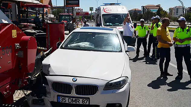 Otomobil traktör bayisine girdi sürücü, 'Uykum vardı, mola vermeyince kaza yaptık' dedi
