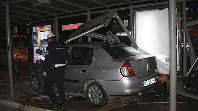 Otomobil tramvay durağına girdi