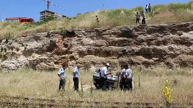 Otomobil tren garına uçtu: 2'si ağır 3 yaralı