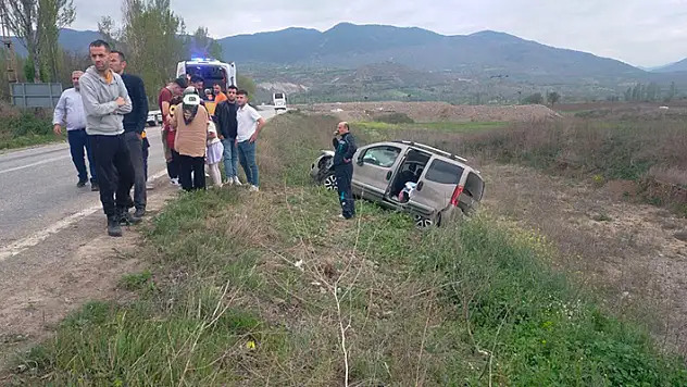 Otomobil ve hafif ticari araç çarpıştı: 8 yaralı
