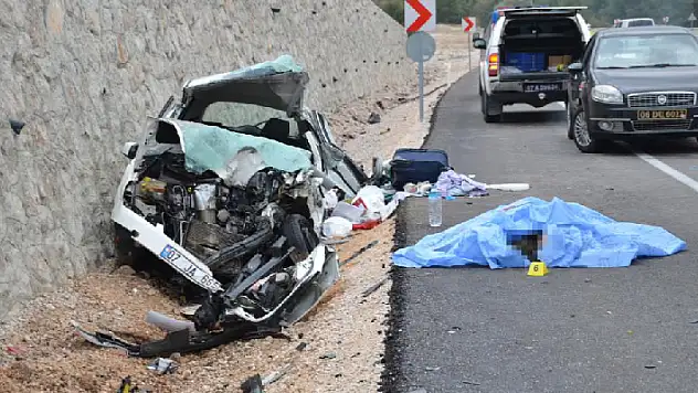 Otomobil ve minibüs kafa kafaya çarpıştı: 1 ölü, 2 yaralı! Antalya-Konya kara yolu trafiğe kapandı