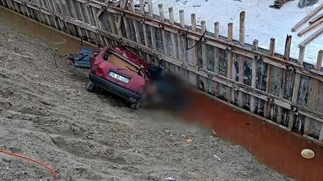 Otomobil, viyadük için açılan temel çukuruna düştü: 3 ölü

