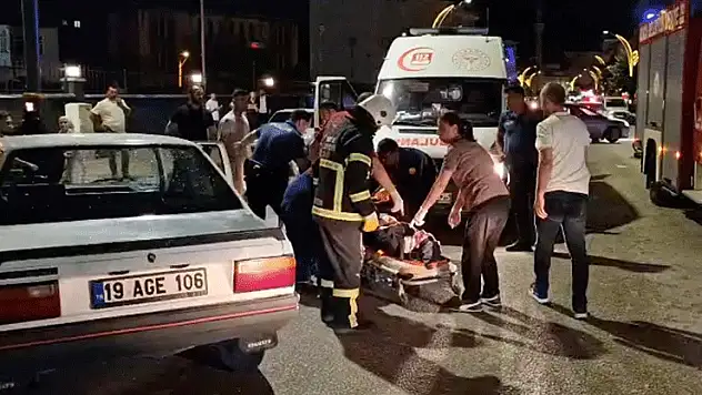 Otomobil, yaya geçidinde duran araca böyle çarptı: 2 yaralı