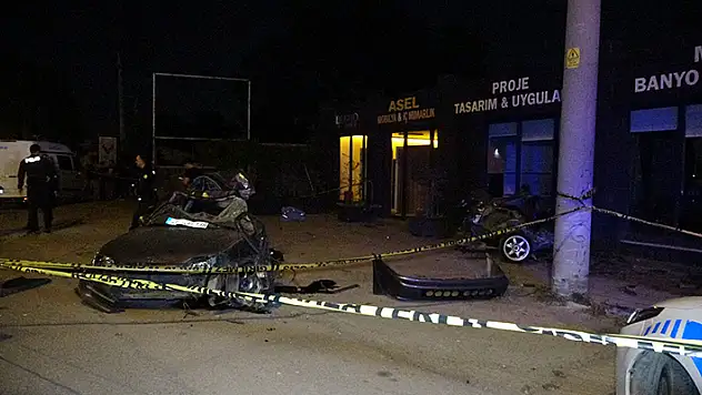Otomobil yayaya ve elektrik direğine çarpıp ikiye ayrıldı: 1 ölü 1 yaralı
