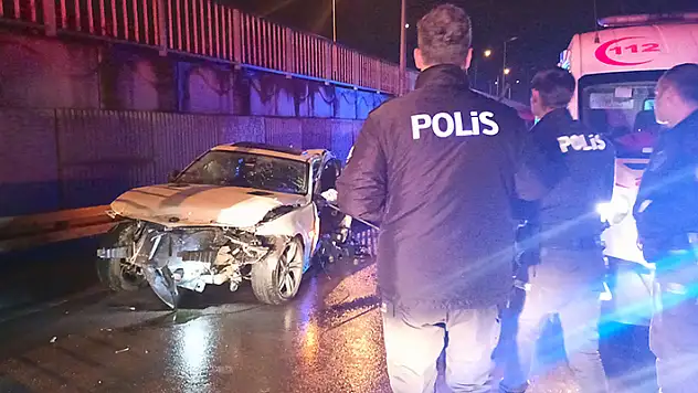 Otomobil yol ayrımındaki bariyere çarptı: 2 ölü, 1 yaralı

