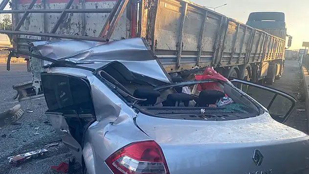 Otomobil, yol kenarında park halindeki tıra çarptı: 4 ölü, 2 yaralı

