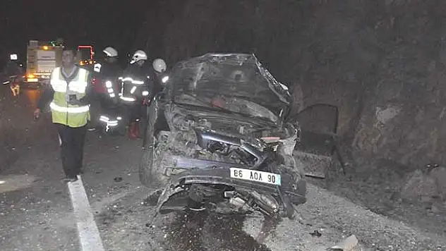 Otomobil yol kenarındaki kayalıklara çarptı: 1 yaralı