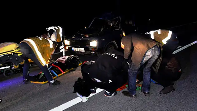Otomobil yolda yürüyen 2 kişiye çarptı