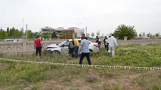 Otomobilde boğazında ip bağlı erkek cesedi bulundu