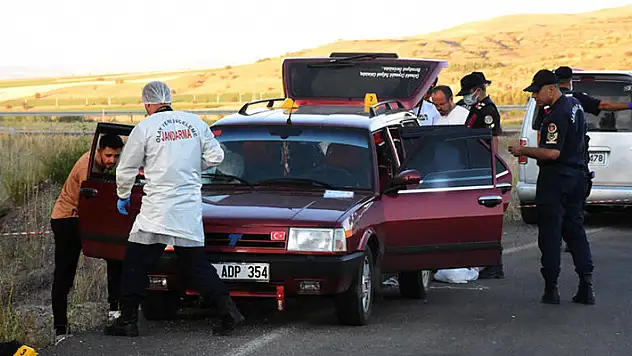 Otomobilde silahla vurulmuş kadın ve erkek cesedi bulundu
