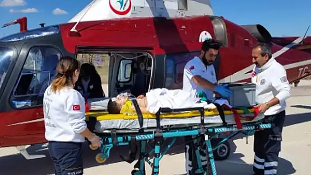 Otomobilden düşüp bariyere çarpan 4 yaşındaki çocuğun bacağı koptu