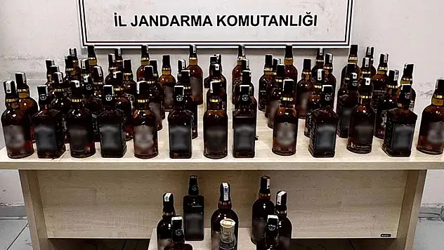 Otomobilden şişe şişe kaçak içki çıktı