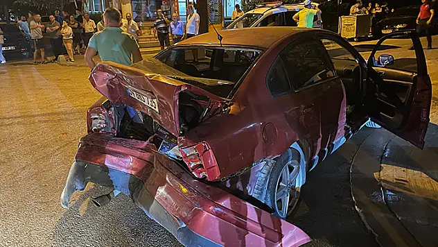 Otomobile çarpan kamyonetin sürücüsü kaçtı, plakası olay yerinde düştü: 1 yaralı
