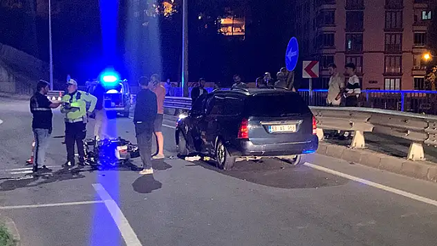 Otomobile çarpan motosikletli öldü
