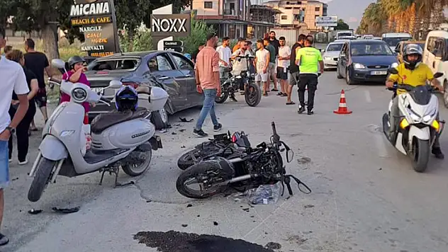 Otomobile ok gibi saplanan motosikletteki 1 kişi öldü, 1 kişi yaralandı