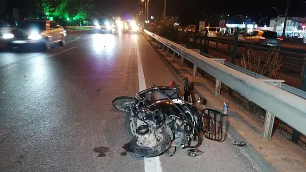 Otomobilin aynasına çarpıp devrilen motosiklete arkadan gelen araç çarptı:1'i ağır 2 yaralı
