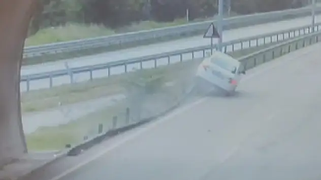 Otomobilin bariyerin üzerine çıktığı kaza kamerada

