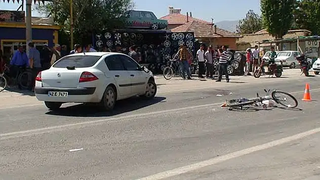 Otomobilin çarptığı bisiklet sürücüsü hastanelik oldu