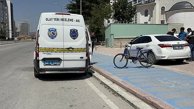 Otomobilin çarptığı bisikletli hayatını kaybetti