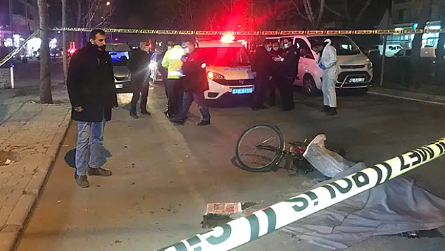 Otomobilin çarptığı bisikletli kamyonun altında kaldı: 1 ölü