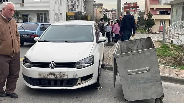 Otomobilin çarptığı çöp konteyneri, 5 kişiyi yaraladı
