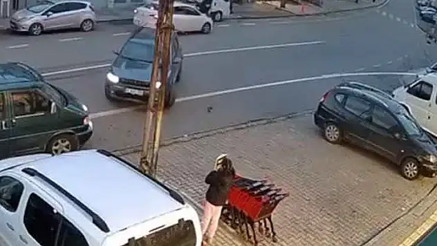 Otomobilin çarptığı genç kadın metrelerce savruldu... O anlar kamerada