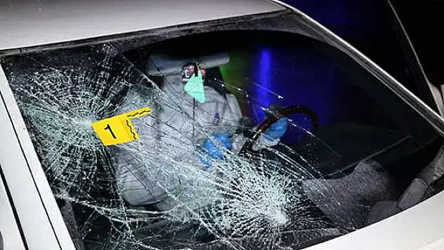 Otomobilin çarptığı kişi aracın tavanında kalınca